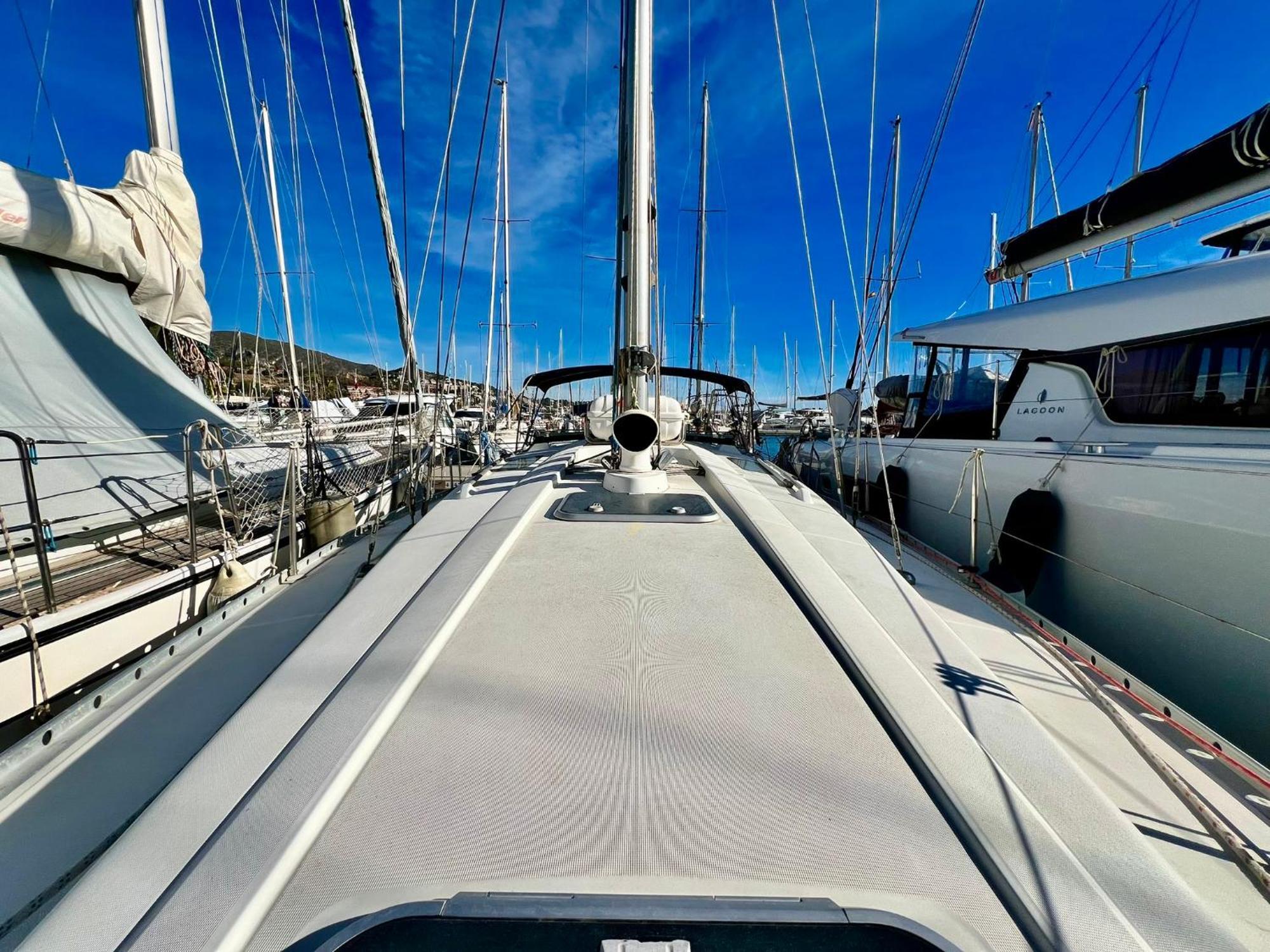 Magnific Sailboat Next To The Beach Bcn Бадалона Екстериор снимка
