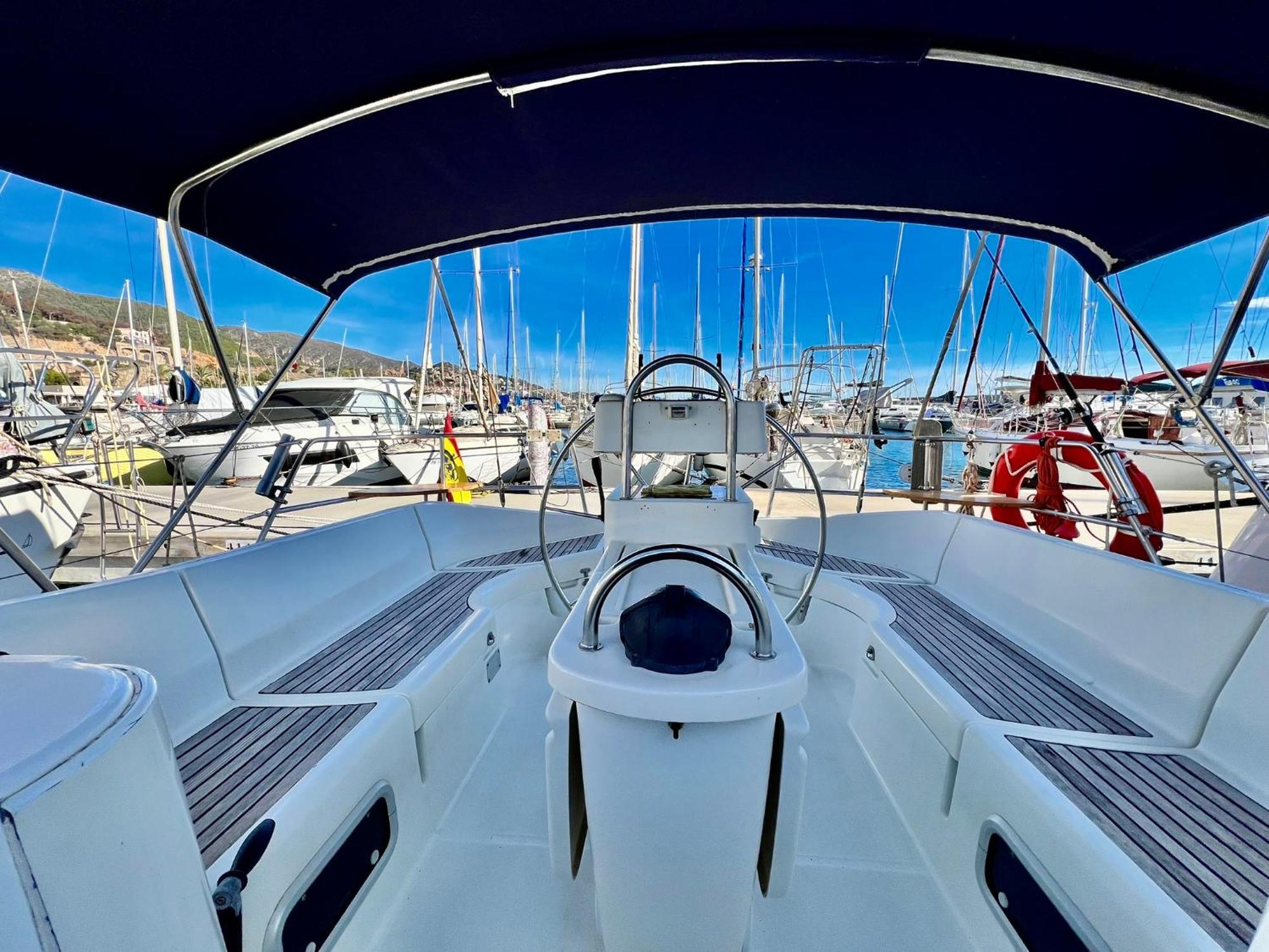 Magnific Sailboat Next To The Beach Bcn Бадалона Екстериор снимка