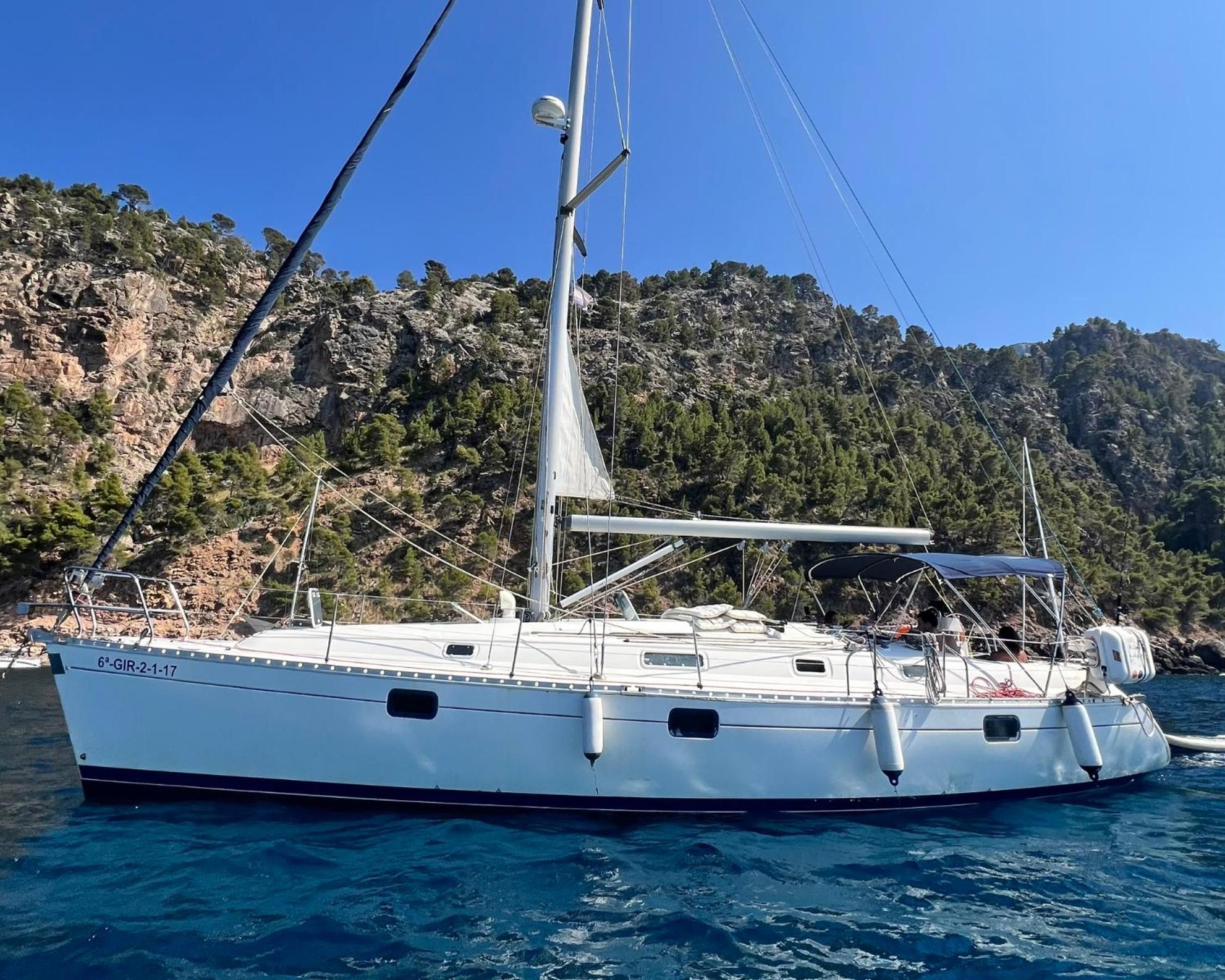 Magnific Sailboat Next To The Beach Bcn Бадалона Екстериор снимка